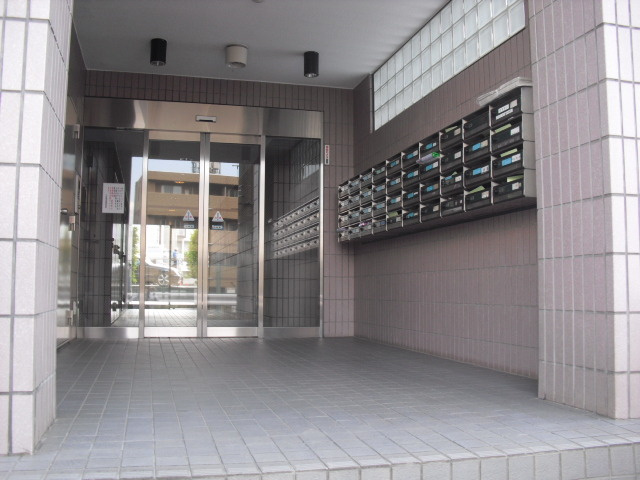 東急ドエルアルス横浜十日市場弐番館のロビー|便利な集合ポスト