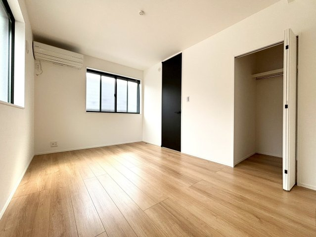 世田谷区北沢1丁目　中古戸建の洋室|２面採光のため、日差しが差し込む明るいお部屋です！

ご内見希望・資料請求などお気軽にお問い合わせ下さい！
03-5990-5201