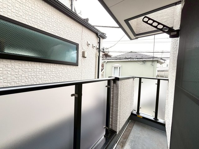 世田谷区北沢1丁目　中古戸建のバルコニー|朝の澄んだ空気や、夕方の清々しい風を五感で感じられるバルコニー！

ご内見希望・資料請求などお気軽にお問い合わせ下さい！
03-5990-5201