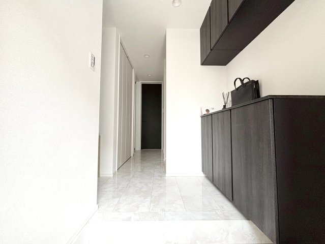 世田谷区北沢1丁目　中古戸建の玄関|収納スペースを配置した玄関。靴やレインコートなど、お出かけグッズを収納できます！

ご内見希望・資料請求などお気軽にお問い合わせ下さい！
03-5990-5201