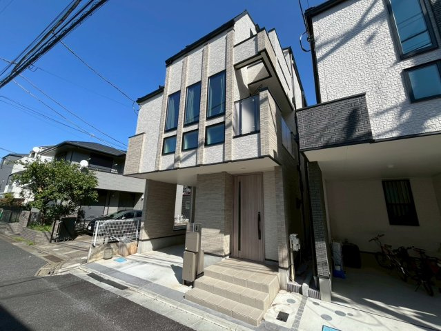 世田谷区北沢1丁目　中古戸建の前面道路含む現地写真|良好な住環境が守られてきた、第一種低層住居専用地域の住宅街です。

ご内見希望・資料請求などお気軽にお問い合わせ下さい！
03-5990-5201