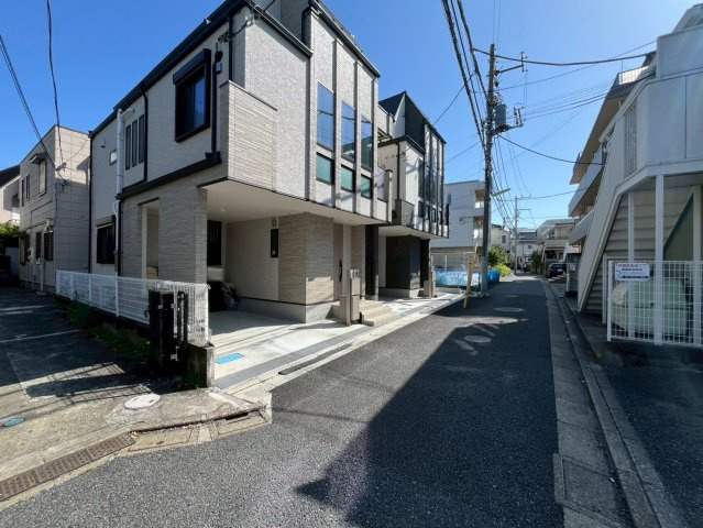 世田谷区北沢1丁目　中古戸建の前面道路含む現地写真|雨でも大切な車が濡れないビルトインガレージです。

ご内見希望・資料請求などお気軽にお問い合わせ下さい！
03-5990-5201