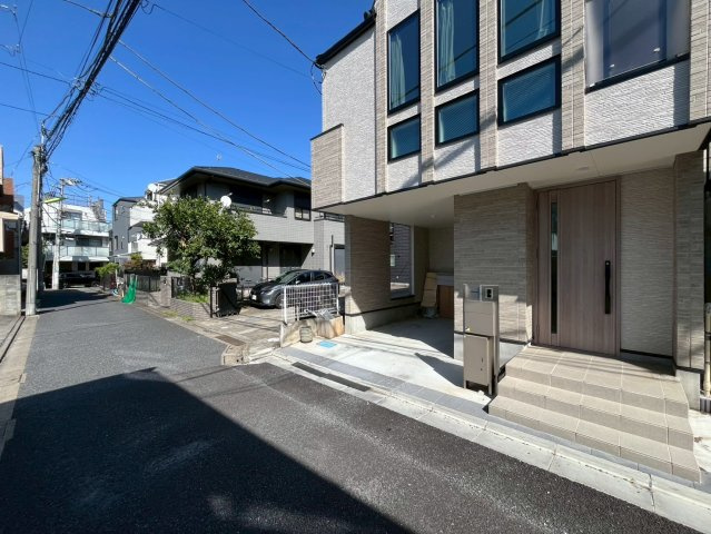 世田谷区北沢1丁目　中古戸建の前面道路含む現地写真|便利な宅配BOX付きです。

ご内見希望・資料請求などお気軽にお問い合わせ下さい！
03-5990-5201
