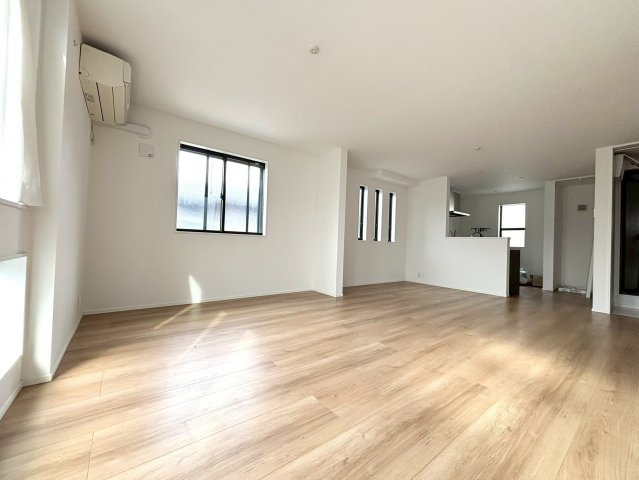 世田谷区北沢1丁目　中古戸建の居間・リビング|19帖超の広いリビングはご家族が自然と集まる居心地の良い空間。

ご内見希望・資料請求などお気軽にお問い合わせ下さい！
03-5990-5201