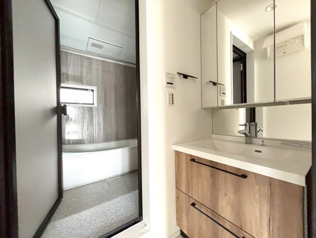 世田谷区北沢1丁目　中古戸建の洗面所|三面鏡の裏には収納が付いているため、スムーズに身支度が完了します！

ご内見希望・資料請求などお気軽にお問い合わせ下さい！
03-5990-5201