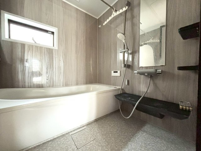 世田谷区北沢1丁目　中古戸建の浴室|ゆったりと足を伸ばして入れる一坪タイプの浴室です！

ご内見希望・資料請求などお気軽にお問い合わせ下さい！
03-5990-5201