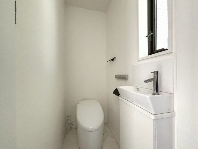 世田谷区北沢1丁目　中古戸建のトイレ|トイレは2ヶ所に設置しているため、来客時にも気兼ねなく使えます！

ご内見希望・資料請求などお気軽にお問い合わせ下さい！
03-5990-5201