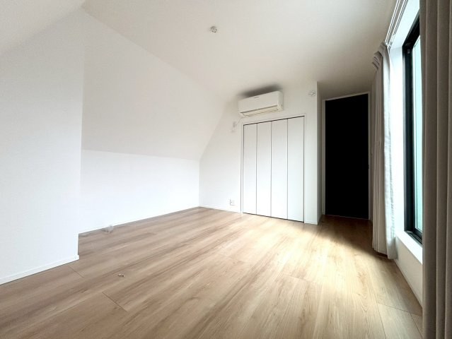 世田谷区北沢1丁目　中古戸建の洋室|パソコンコーナーや書斎、お子様の勉強コーナーとしてもお使い頂ける納戸。

ご内見希望・資料請求などお気軽にお問い合わせ下さい！
03-5990-5201