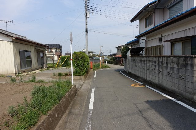 高崎市箕郷町生原　売地の前面道路含む現地写真|北側道路を西から東方向