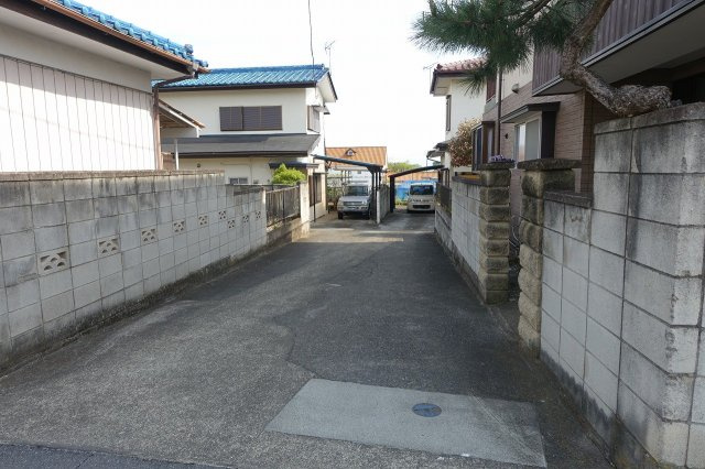 高崎市箕郷町生原　売地の周辺|西側通路を北から南方向