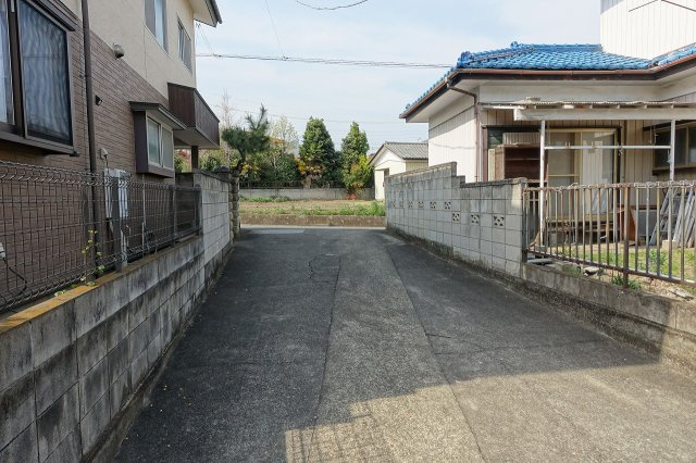 高崎市箕郷町生原　売地の周辺|西側通路を南から北方向