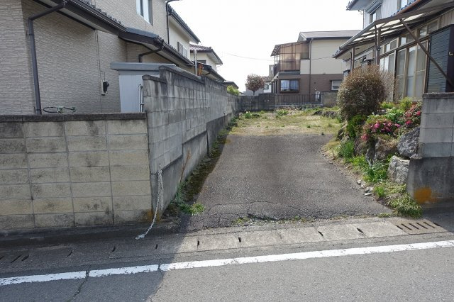 高崎市箕郷町生原　売地の外観|南側境界を東から西方向