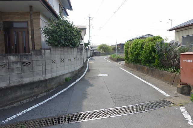 高崎市箕郷町生原　売地の前面道路含む現地写真|北側道路を東から西方向