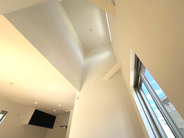 入間市扇台6丁目の居間・リビング|天井も高く広々しています