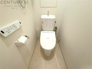 温水洗浄便座付トイレは温水洗浄機能により、暖かい水でおしりを洗浄することができ、冷たい水を使う従来の便座に比べ、温水洗浄機能で暖かいトイレを提供し、快適な使用を可能にします。