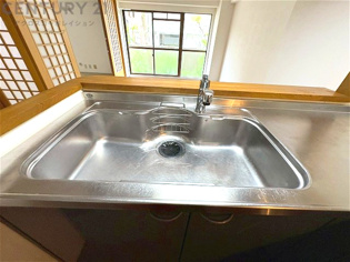 大きなシンクでお鍋などの大きな調理器具を洗う際にも便利です。