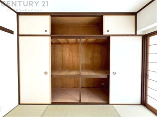 押入れは季節の衣類、寝具などを収納できます。伝統的な美しさと実用性が融合し、収納物を保護する調湿・換気効果があります。使い方によっては書類や小物なども効果的に整理でき空間を有効活用できます。