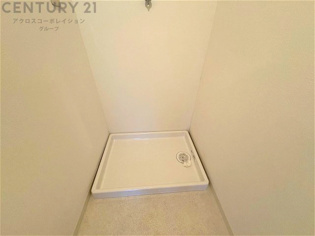 洗濯物の仕分け作業がしやすく、整理整頓が容易になります。洗濯音や湿気を他の部屋に持ち込まず、生活環境を快適に保ちます。上部を活用すれば収納スペースを確保でき洗剤や洗濯用品の整理もしやすくなります。