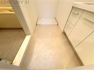 衣服の収納や脱ぎ着や整理整頓がしやすく、湿った衣類を乾燥させるスペースがありカビや臭いの発生を防ぎます。床の汚れを他の部屋に持ち込まず清潔を保つことができます。また快適な入浴環境の整備にも役立ちます。