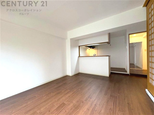 リビングダイニングは家族や友人とのコミュニケーションを楽しむ場所でくつろぎながら食事や会話を楽しめ、多目的に利用できリラックスできる空間です。家庭内の中心として機能し、快適な生活をサポートします。