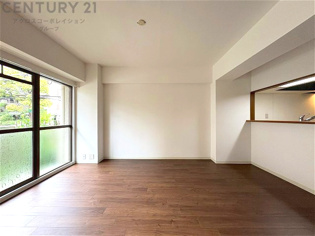 キッチン前のダイニングスペース　カウンターキッチンから料理の受け渡し等に便利です。ダイニングセットを置いても十分な広さを確保。