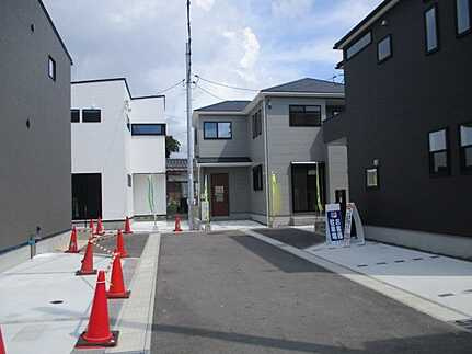 広島市佐伯区坪井1丁目　新築一戸建て(全3棟)の前面道路含む現地写真
