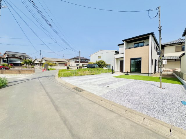 高崎市正観寺町の前面道路含む現地写真|間口も広く、大きい車をお持ちの方にもおススメです♪