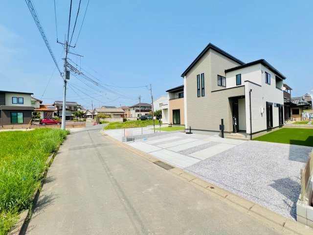 高崎市正観寺町の前面道路含む現地写真|間口も広く、大きい車をお持ちの方にもおススメです♪