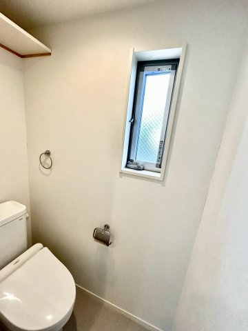 A.008の内装|トイレに窓あり