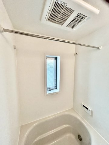 A.008の内装|お風呂に窓あり