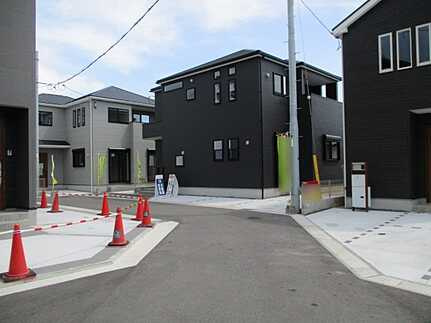 広島市佐伯区坪井1丁目　新築一戸建て(全3棟)の前面道路含む現地写真