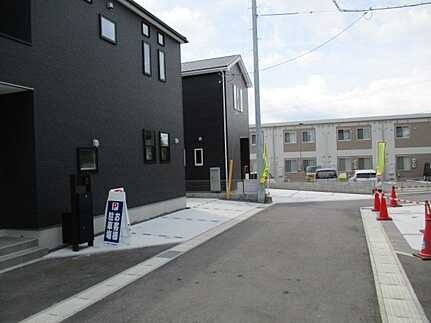 広島市佐伯区坪井1丁目　新築一戸建て(全3棟)の前面道路含む現地写真