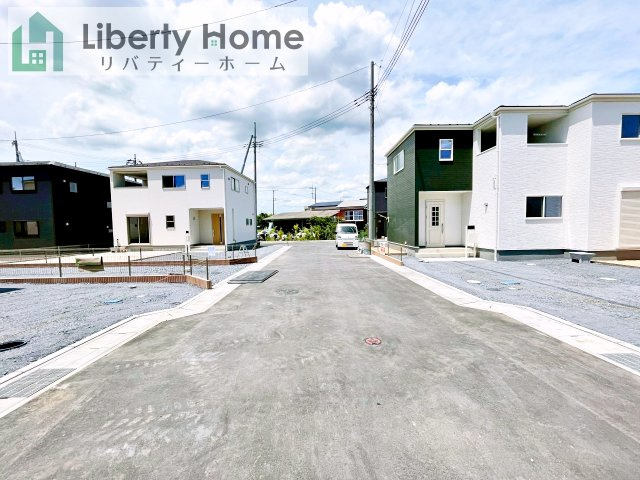 笠間駅前1期　新築戸建　4号棟の前面道路含む現地写真