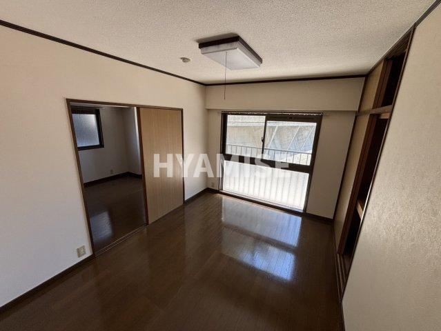 七福マンションの玄関