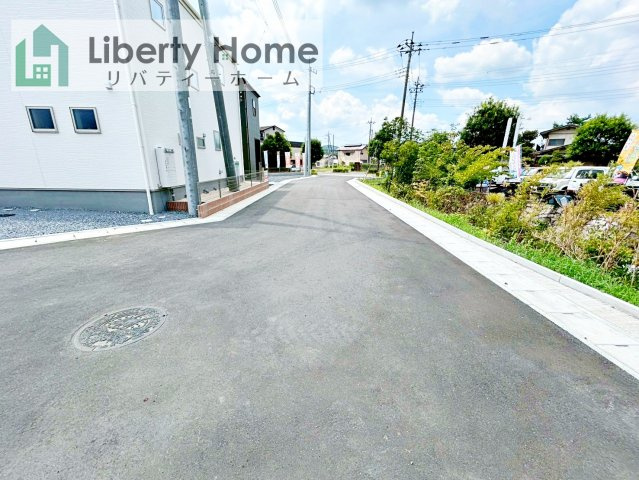 笠間駅前1期　新築戸建　6号棟の前面道路含む現地写真