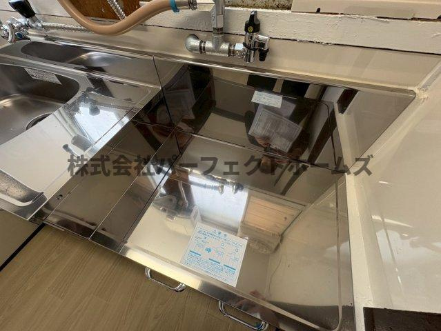 萱島桜園町テラスハウスのキッチン|コンパクトなキッチンで掃除もラクラク