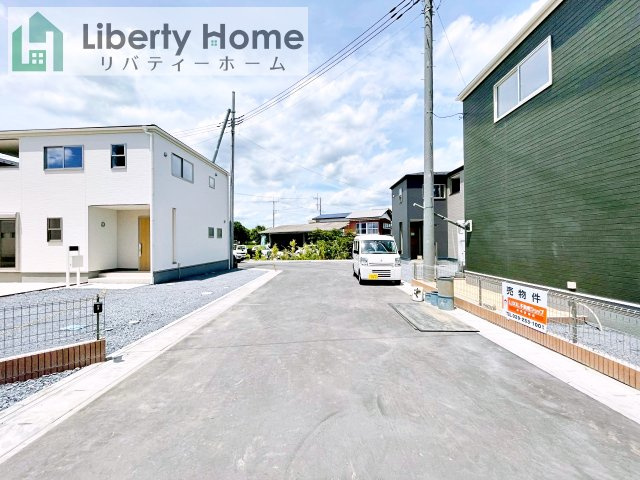 笠間駅前1期　新築戸建　2号棟の前面道路含む現地写真