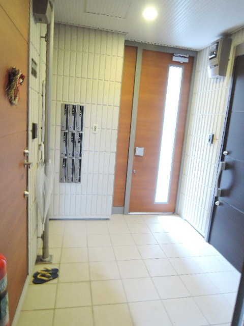 Ｂｅａｃｈ　Ｔｒａｃｅ材木座のロビー|オートロック付のエントランス