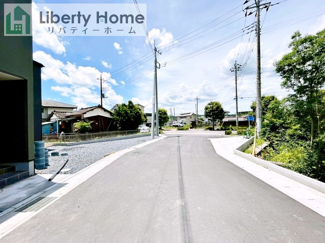 笠間駅前1期　新築戸建　1号棟の前面道路含む現地写真