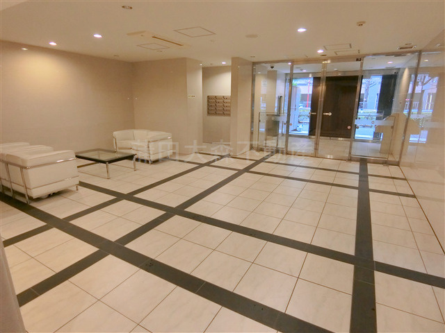 エクセレントシティ大森のエントランス|広々としたエントランスホール　防犯カメラTVモニター付オートロック
宅配BOXメールBOX管理人室