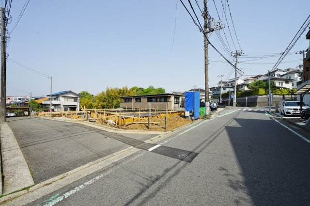 【横浜市保土ケ谷区峰岡町2丁目232-5全5棟新築戸建て】★仲介手数料無料★（峯小学校・宮田中学校）の前面道路含む現地写真
