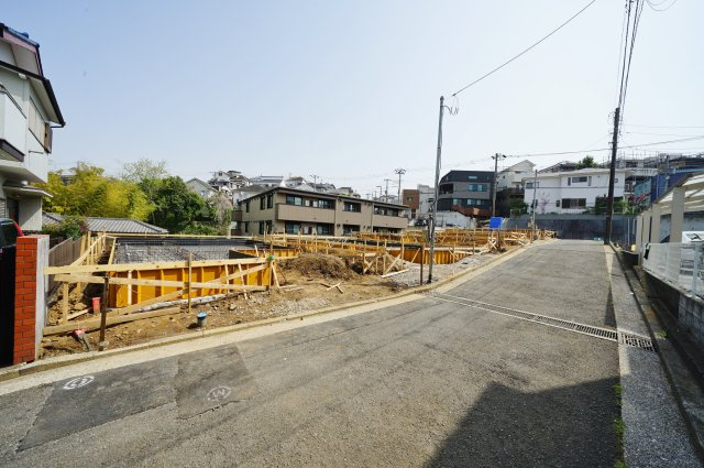 【横浜市保土ケ谷区峰岡町2丁目232-5全5棟新築戸建て】★仲介手数料無料★（峯小学校・宮田中学校）の前面道路含む現地写真