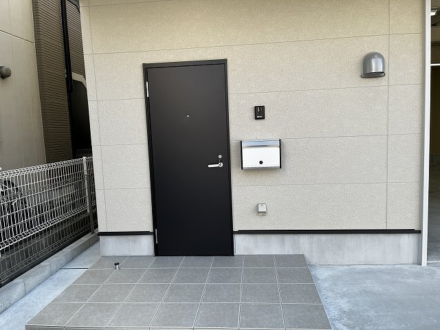 印場元町５－２ＧＩＭＵＣＯの玄関