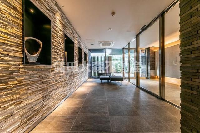 パークアクシス大森レジデンスのエントランス|高級感あるエントランス　防犯カメラ管理人室TVモニター付オートロック宅配BOXメールBOX