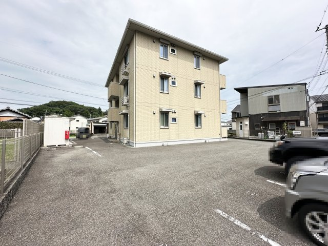 コンフォール薊の駐車場