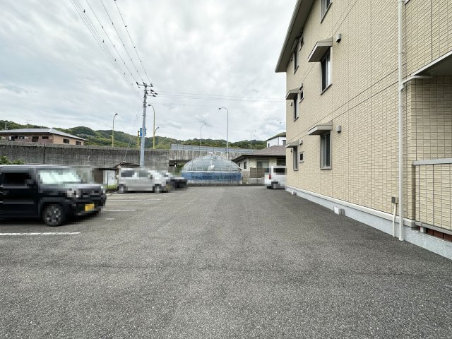 コンフォール薊の駐車場