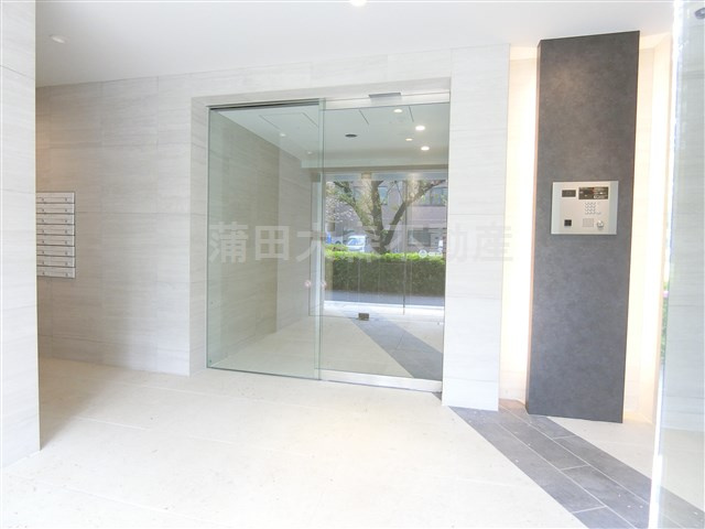 CREVISTA大森のエントランス|防犯カメラTVモニター付オートロック宅配BOXメールBOX管理人室　エントランス