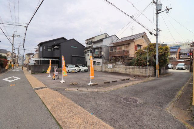 音羽草田町２号地　建築条件無土地の周辺|現在はガレージになっております！南東角地！通風・日当たり良好！通勤・通学に便利な３wayアクセスの立地です♪