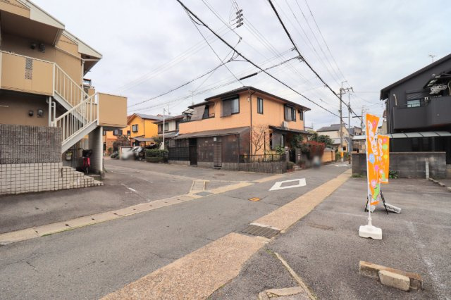 音羽草田町２号地　建築条件無土地の外観|向かい側は、T字路・マンションの駐車場になっているため圧迫感なし♪