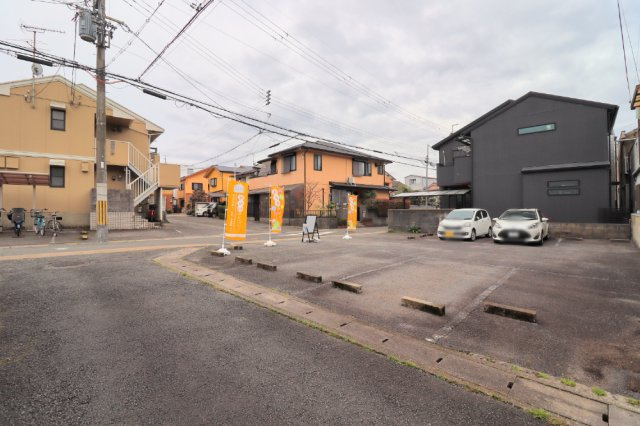 音羽草田町２号地　建築条件無土地の外観|向かい側は、T字路・マンションの駐車場になっているため圧迫感なし♪